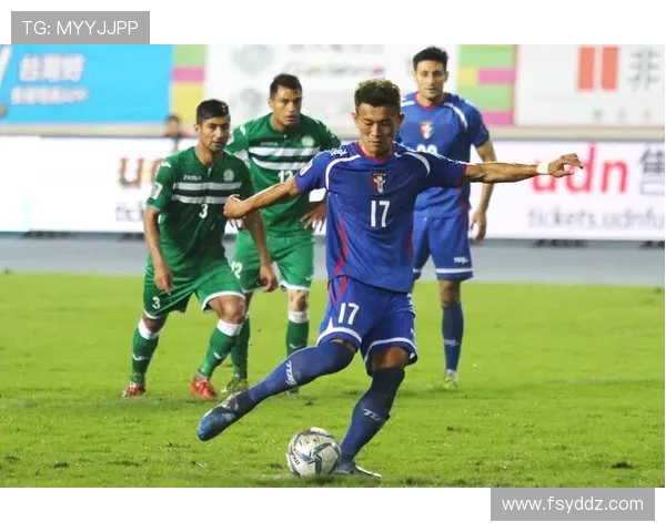 《从草根到巅峰：解析足球明星们背后的奋斗与荣耀》