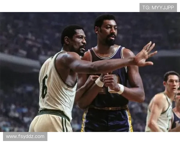 威尔特·张伯伦：篮球传奇背后的巨大身影与无尽纪录